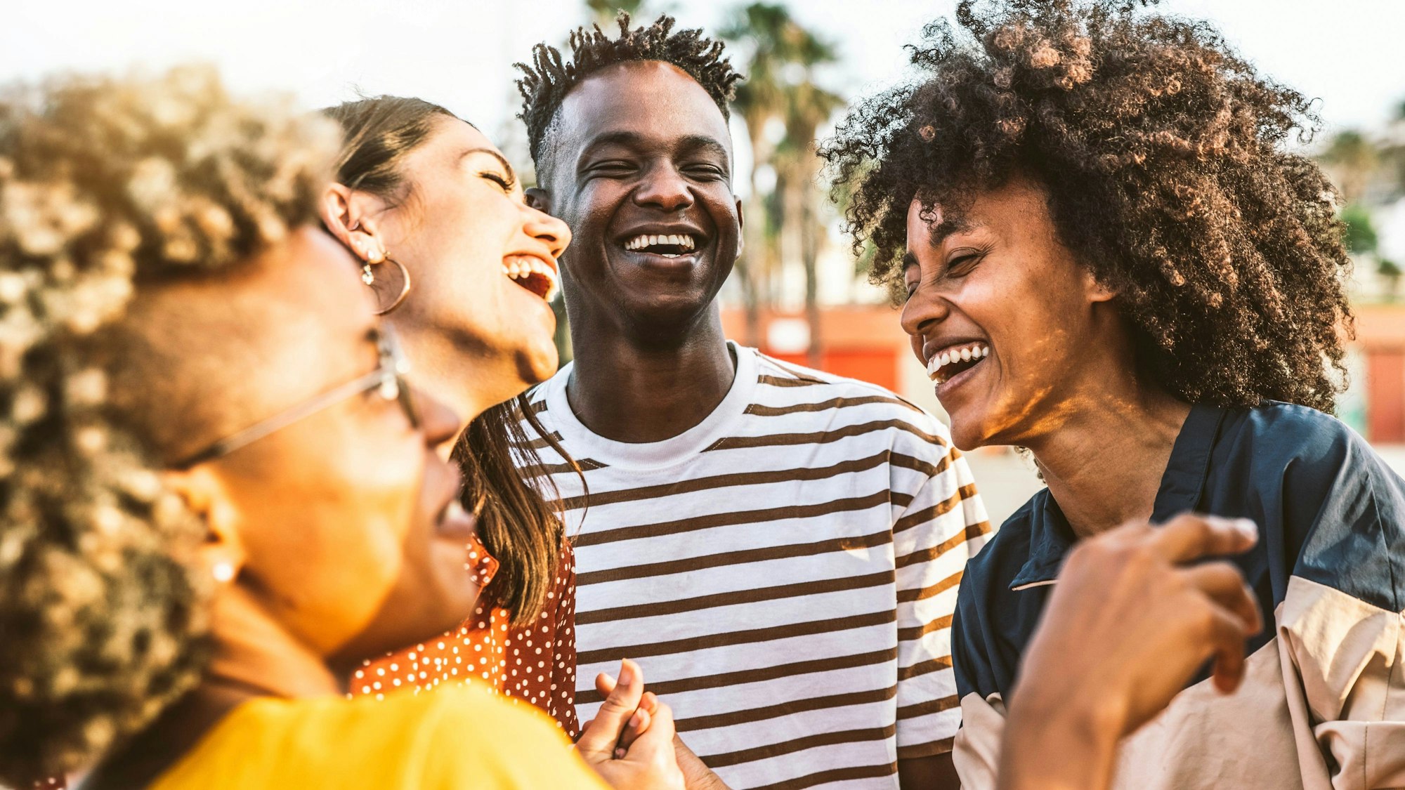 Menschen feiern und lachen.