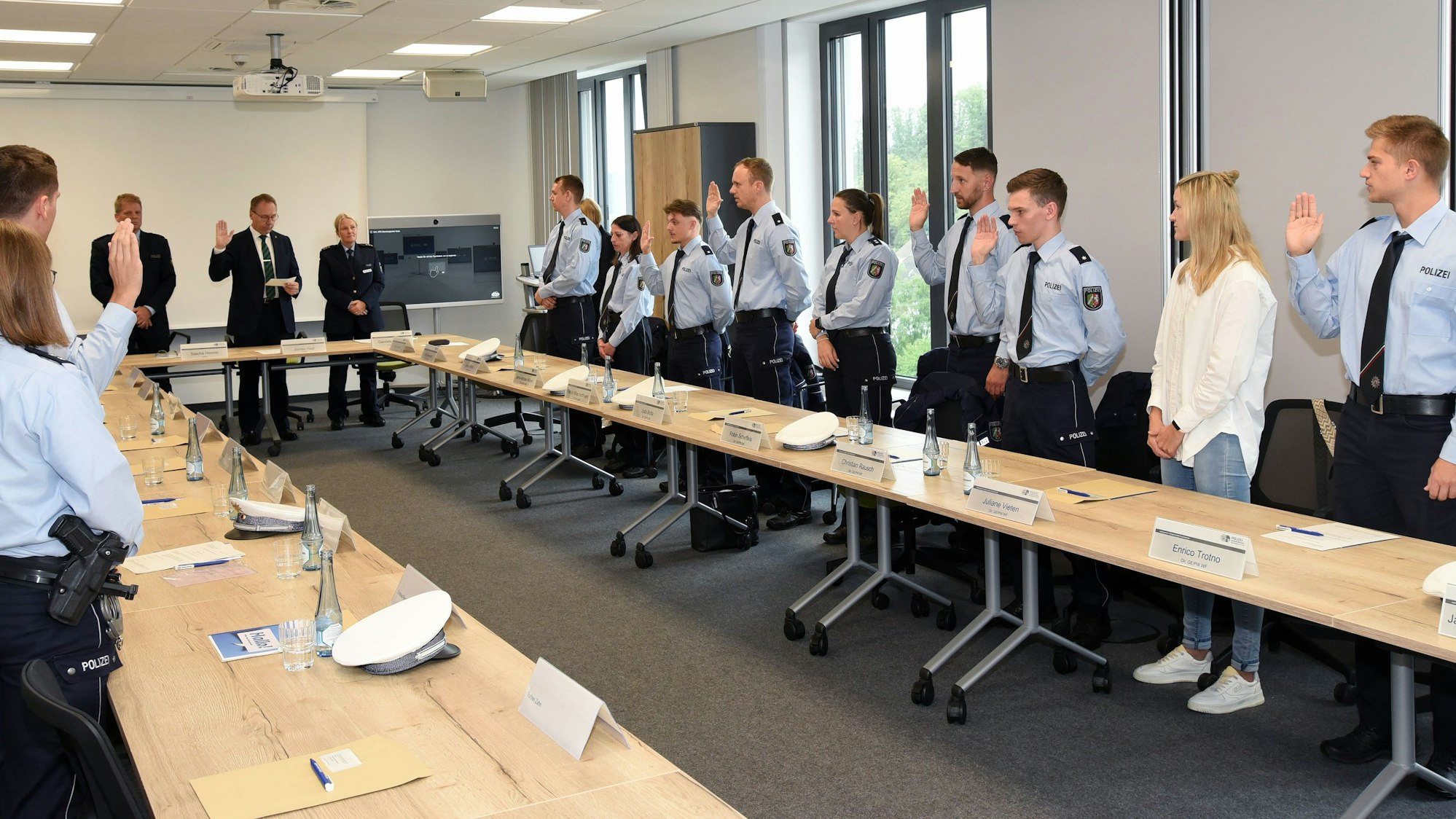 Die neuen Polizeibeamte bei der Vereidigung in der Polizeiwache Gummersbach.