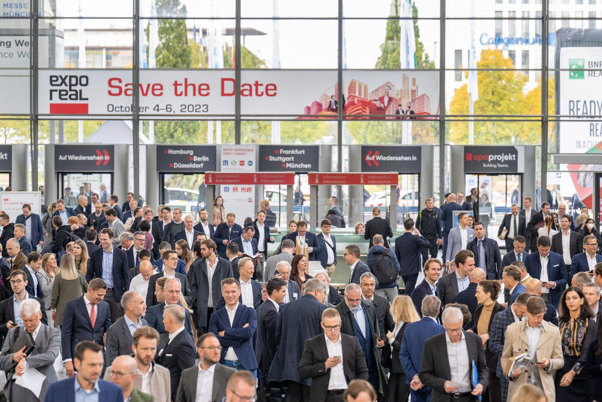 Zu sehen sind das Innere einer Messehalle in München und einige Besucher der EXPO REAL 2022.