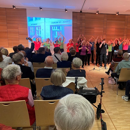 Zuhört sitzen in der Halle.