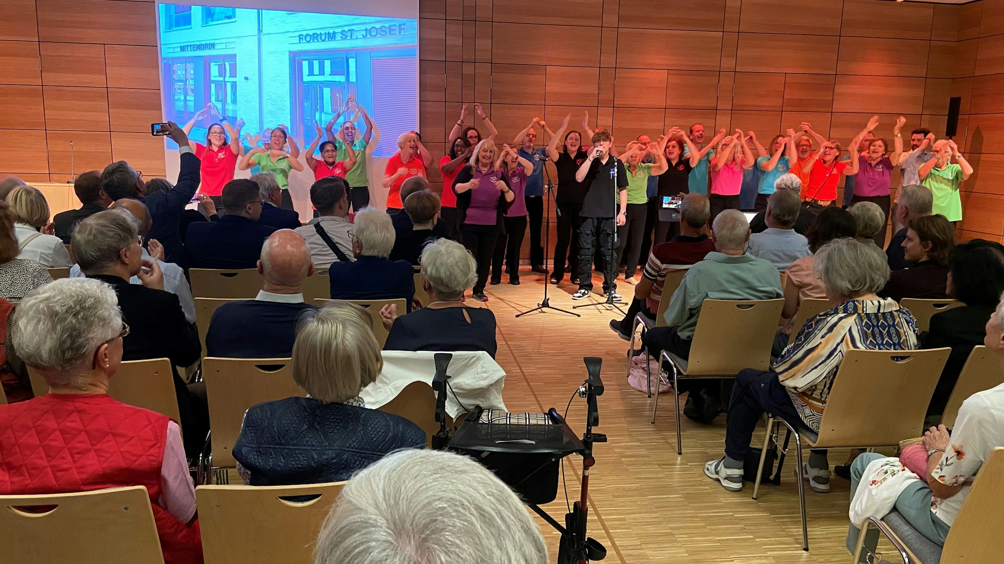 Zuhört sitzen in der Halle.