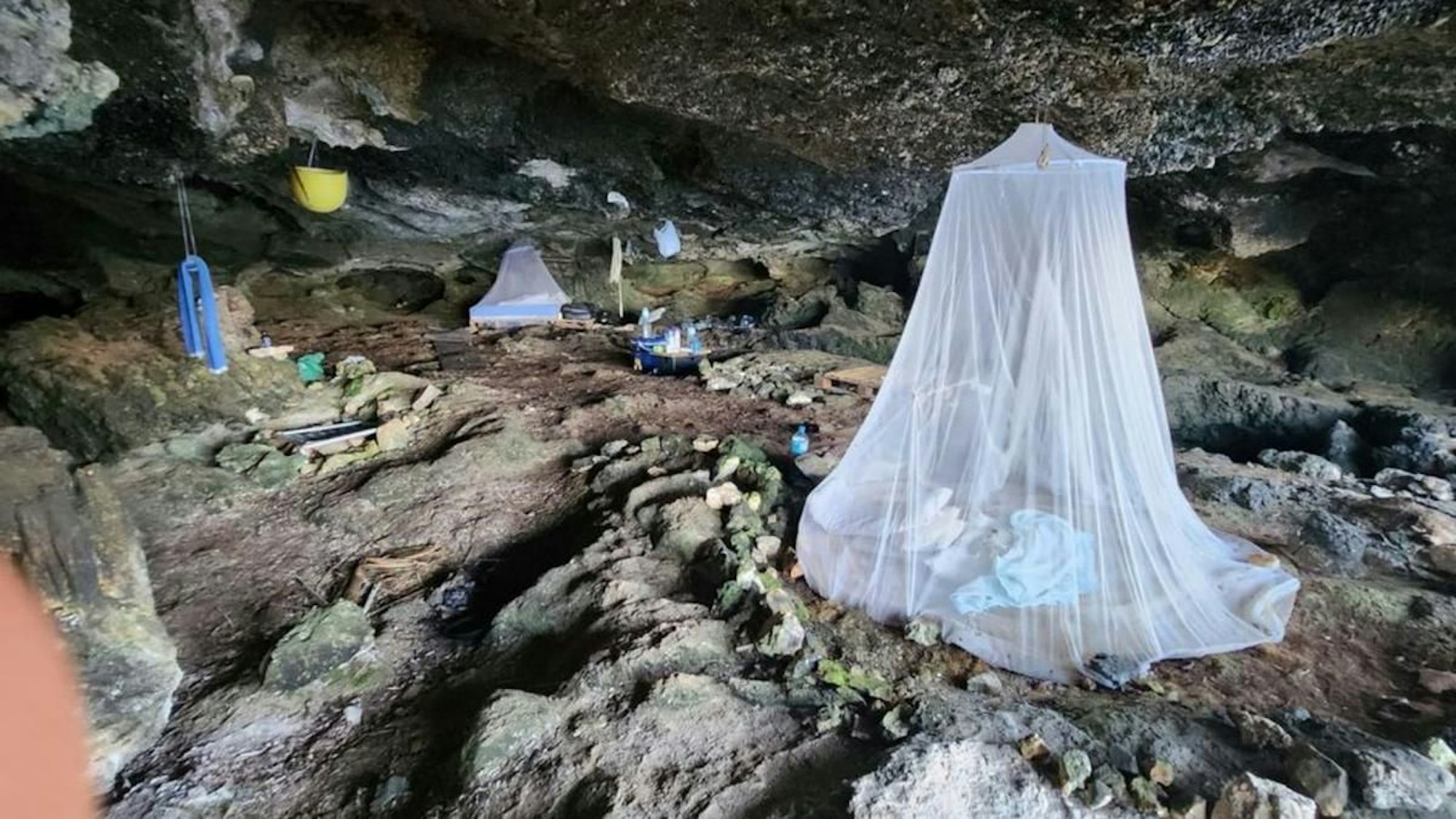Mit einem Moskitonetz hat sich der Mann vor den Insekten auf Formentera geschützt.