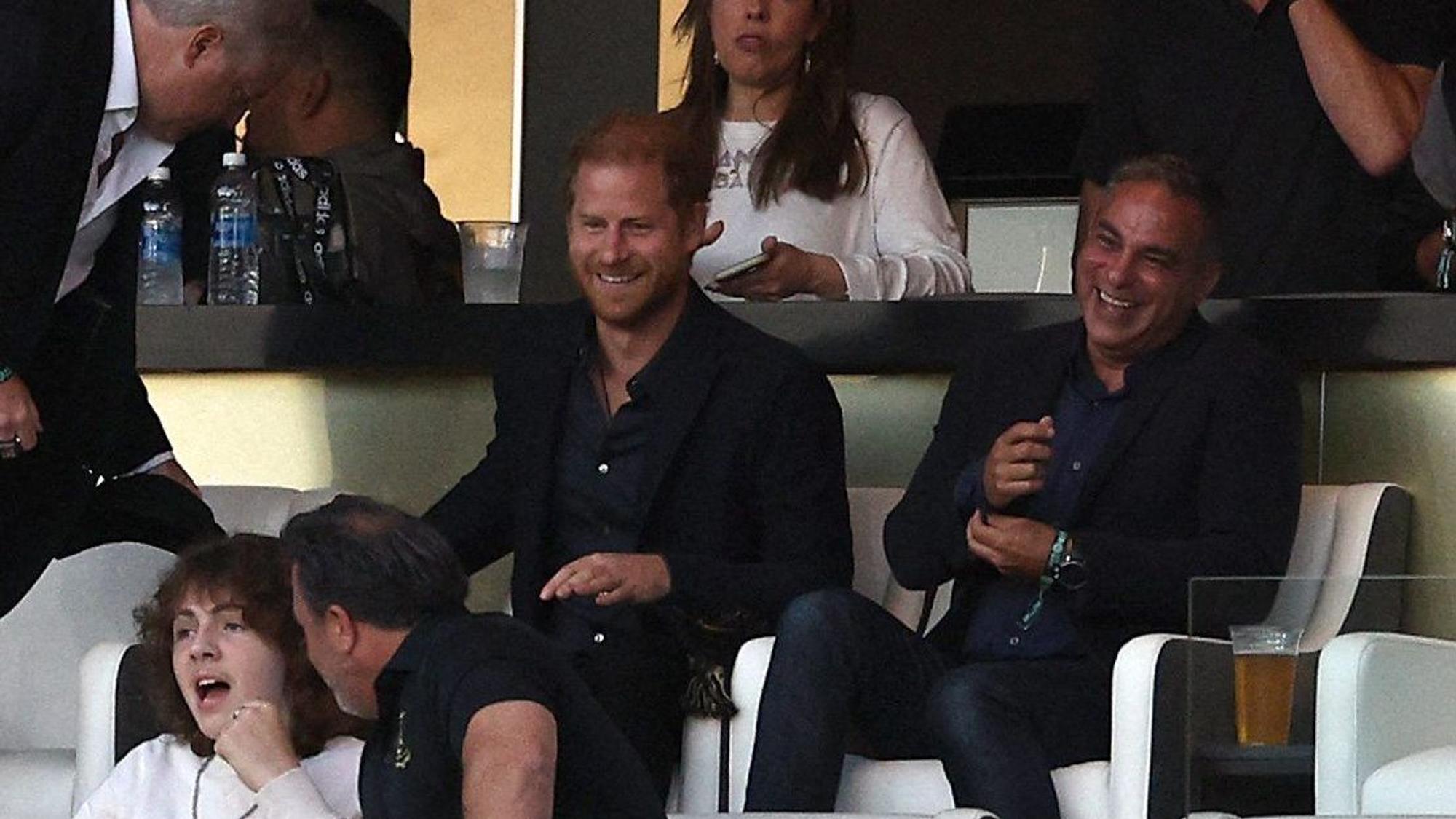 Prinz Harry wollte sich das Spiel von Lionel Messi nicht entgehen lassen.