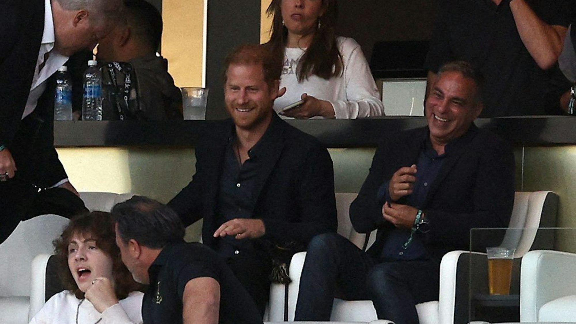 Prinz Harry wollte sich das Spiel von Lionel Messi nicht entgehen lassen.