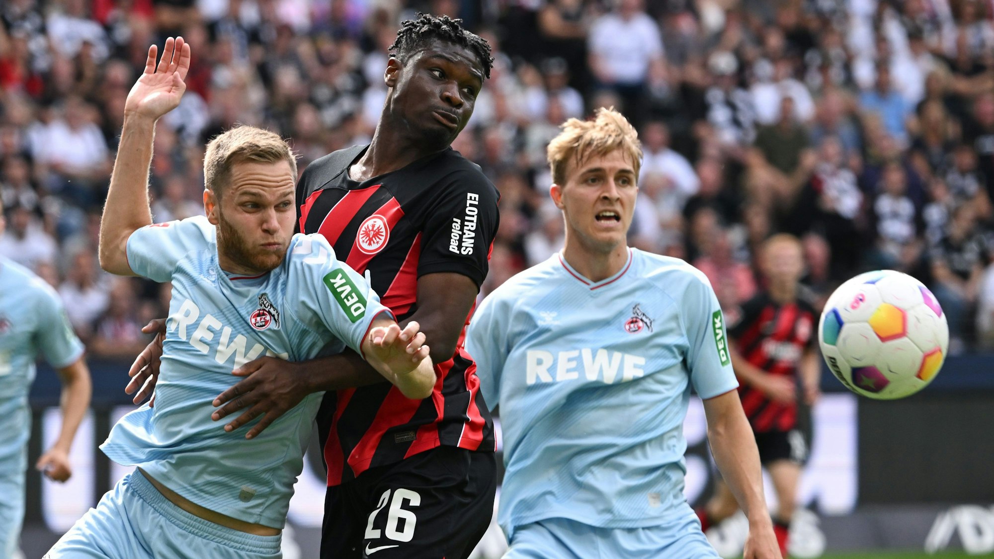 Die Kölner Verteidiger Benno Schmitz (l.) und Timo Hübers (r.) im Duell mit Frankfurts Omar Eric Junior Dina Ebimbe.