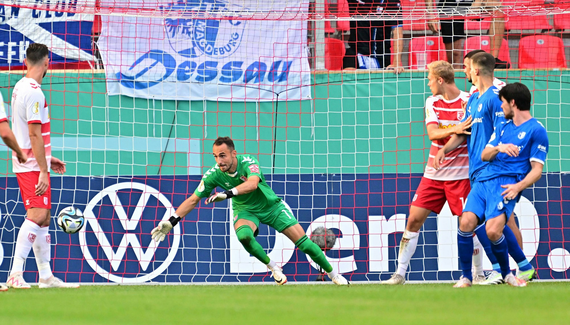 VW-Bandenwerbung beim DFB-Pokalspiel SSV Jahn Regensburg gegen 1. FC Magdeburg FCM.