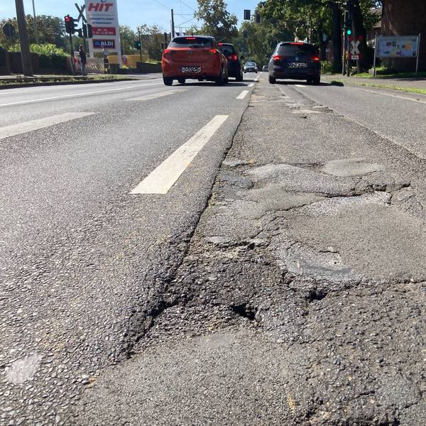 Auf dem Bild sind Schlaglöcher im Asphalt der Dürener Straße zu sehen.