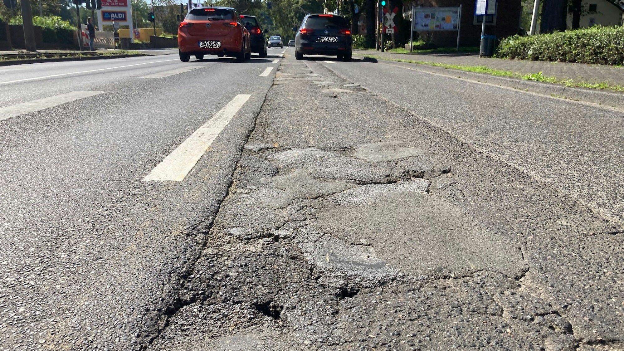 Auf dem Bild sind Schlaglöcher im Asphalt der Dürener Straße zu sehen.