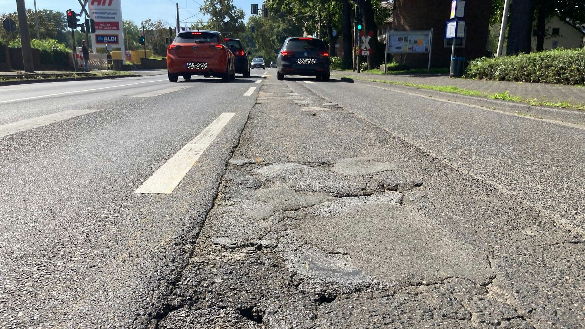 Das Bild zeigt den schlechten Zustand der Dürener Straße in Frechen.
