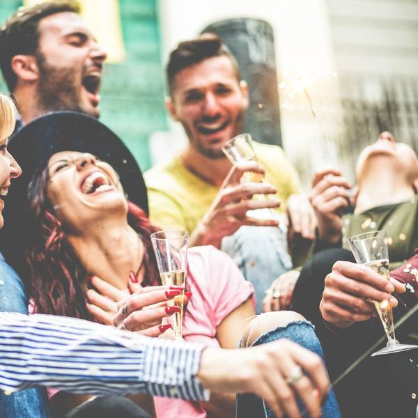 Menschen feiern auf einem Straßenfest.