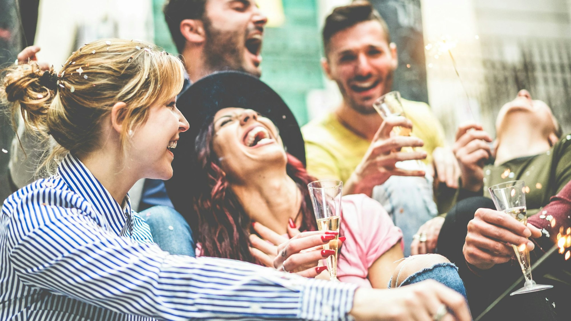 Menschen feiern auf einem Straßenfest.