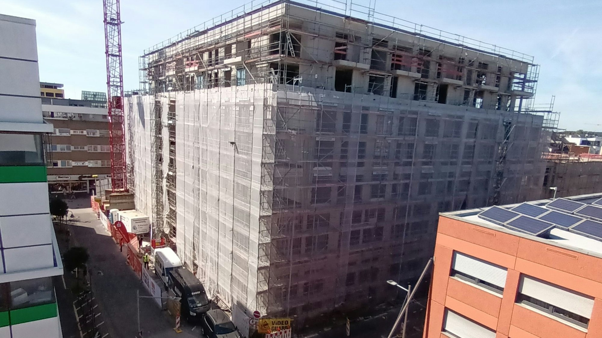 Ein großer mit Planen verhüllter Neubau in der Siegburger Innenstadt