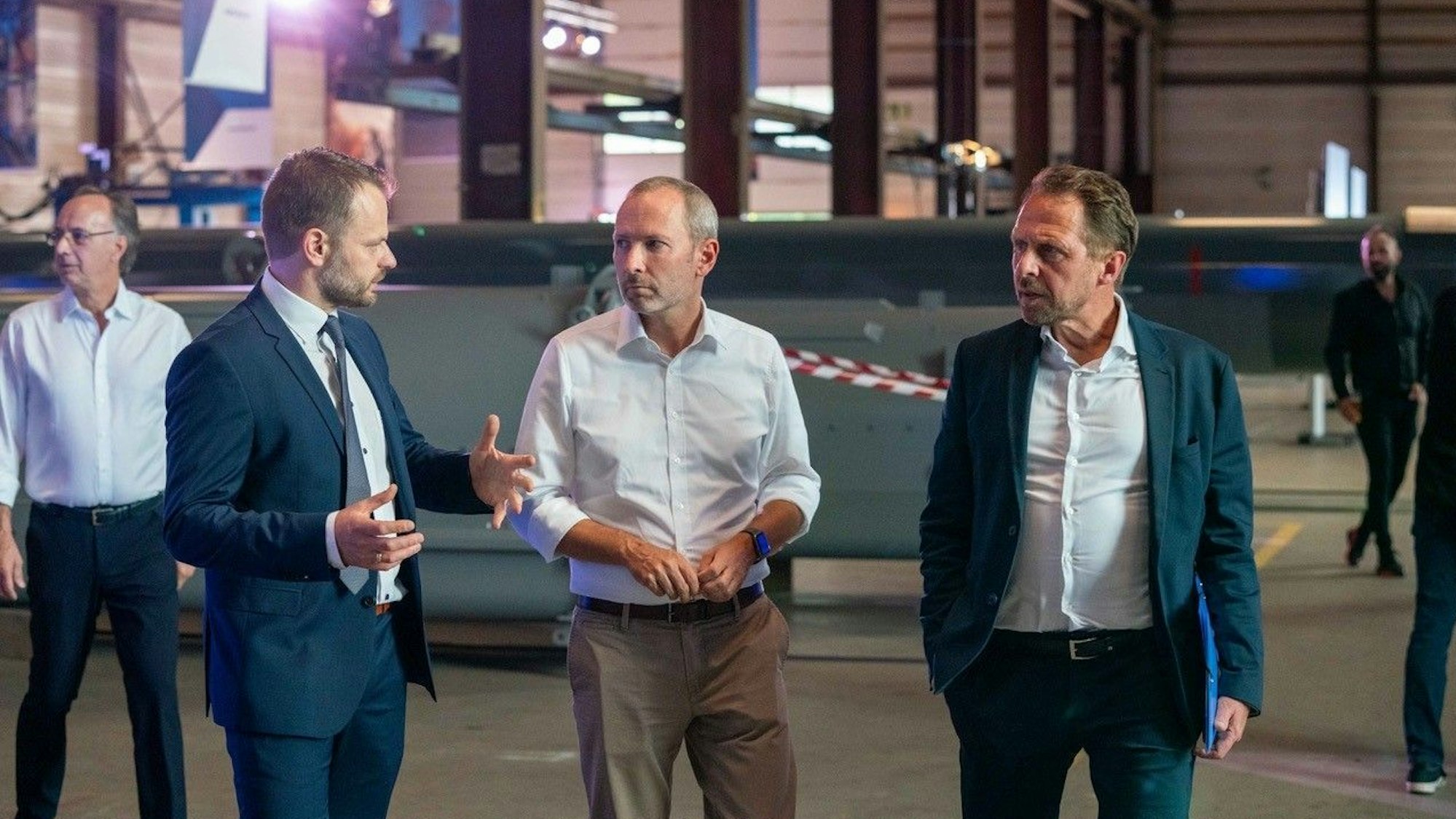Volker Paffrath (links im Hintergrund), Björn Gerhardt erläutert Markus Märtens und Uwe Richrath die Produktion.