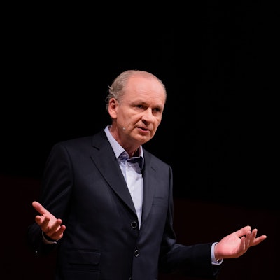 05.10.2022, Nordrhein-Westfalen, Köln: Ferdinand von Schirach, Schriftsteller, steht im Rahmen des Literaturfestivals lit.Cologne Spezial auf der Bühne im Funkhaus, wo er seinen neuen Erzählband "Nachmittage" vorstellt.