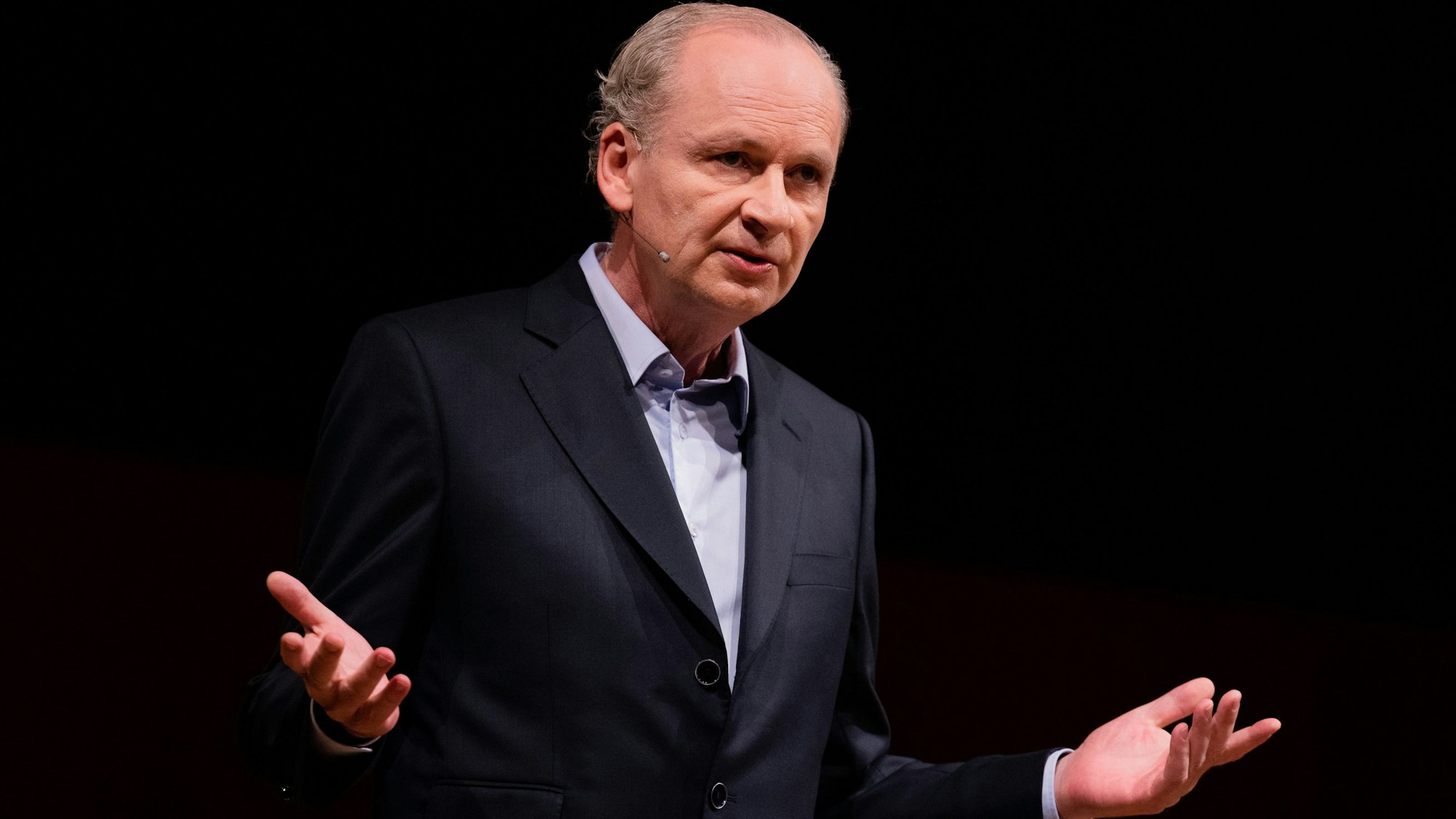 05.10.2022, Nordrhein-Westfalen, Köln: Ferdinand von Schirach, Schriftsteller, steht im Rahmen des Literaturfestivals lit.Cologne Spezial auf der Bühne im Funkhaus, wo er seinen neuen Erzählband "Nachmittage" vorstellt.