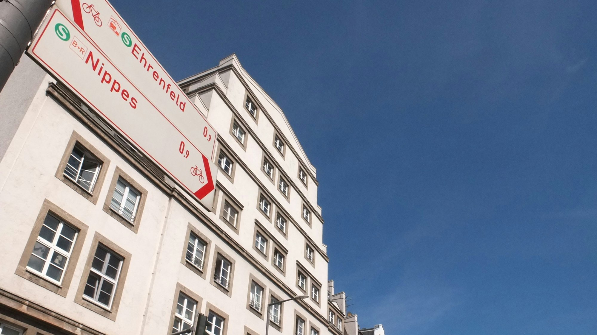 Ein weißes Haus steigt Richtung Himmel.