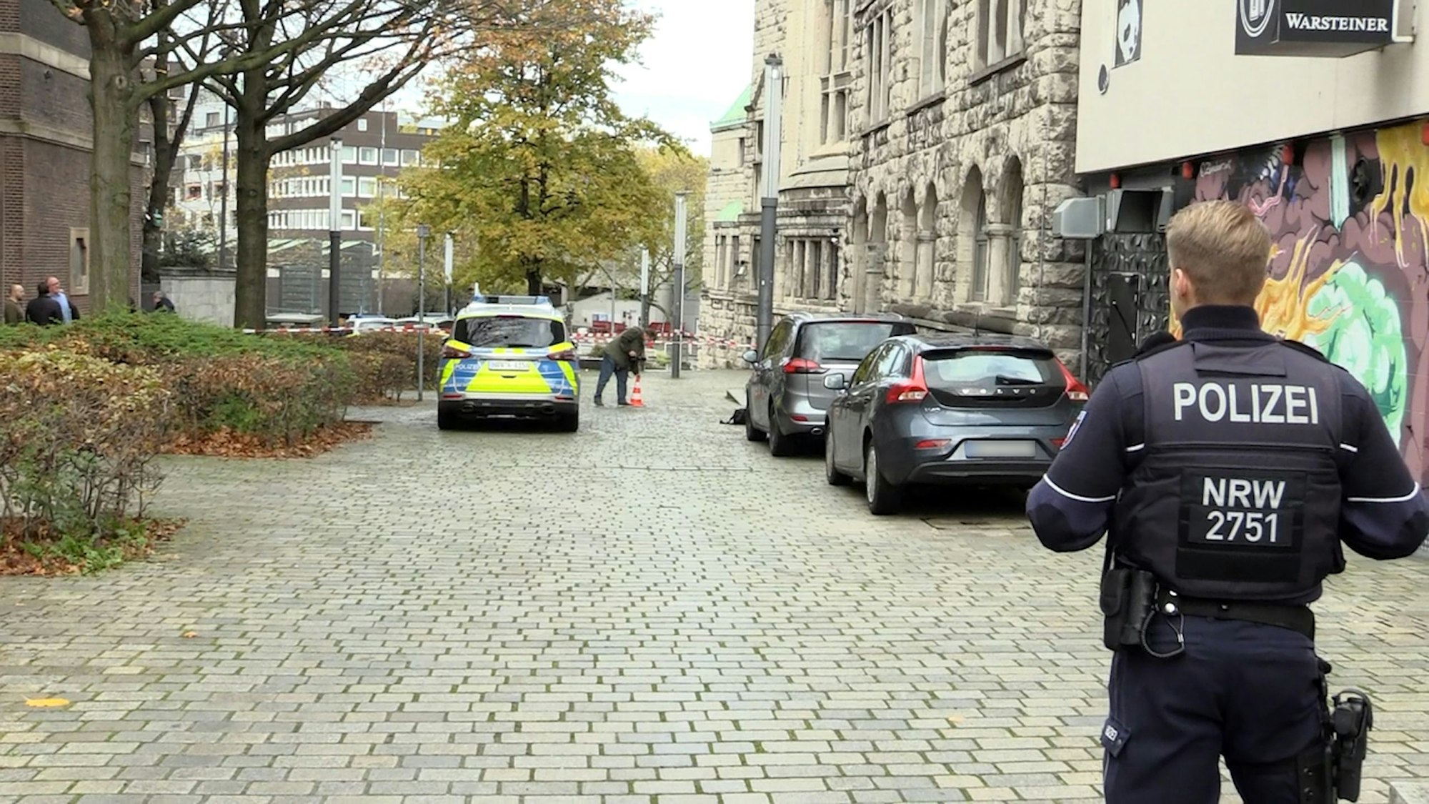 Einsatzkräfte der Polizei stehen am Rabbinerhaus bei der Alten Synagoge in Am Rabbinerhaus bei der Alten Synagoge in Essen sind Einschusslöcher gefunden worden.