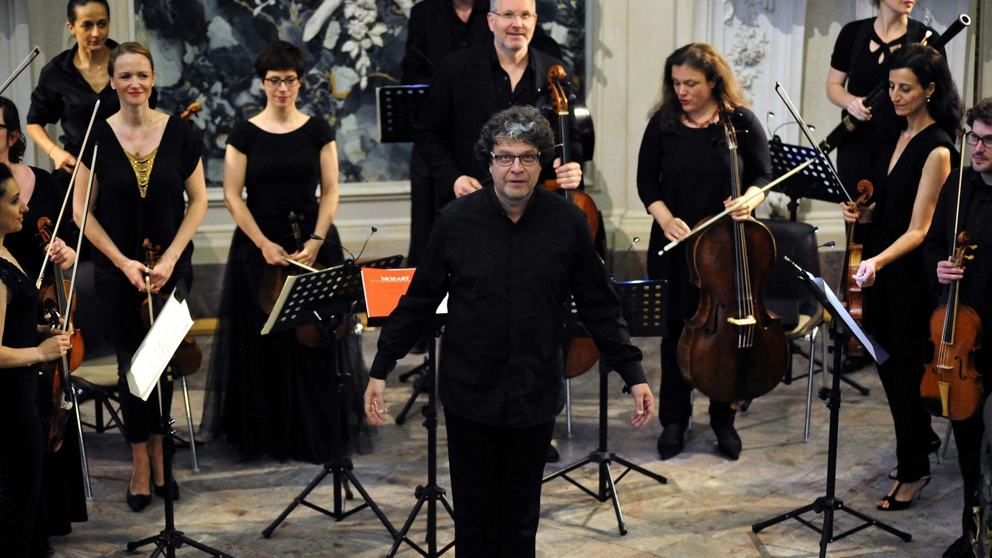 Brühl. Schlosskonzert im Brühler Schloss Augustusburg mit Capella Augustina und Dirigent Andreas Spering.
BU: Zu einem musikalischen Spaß hatte Dirigent Andreas Spering mit seiner Capella Augustina im 20. Jahr eingeladen. (Foto: Tripp)
