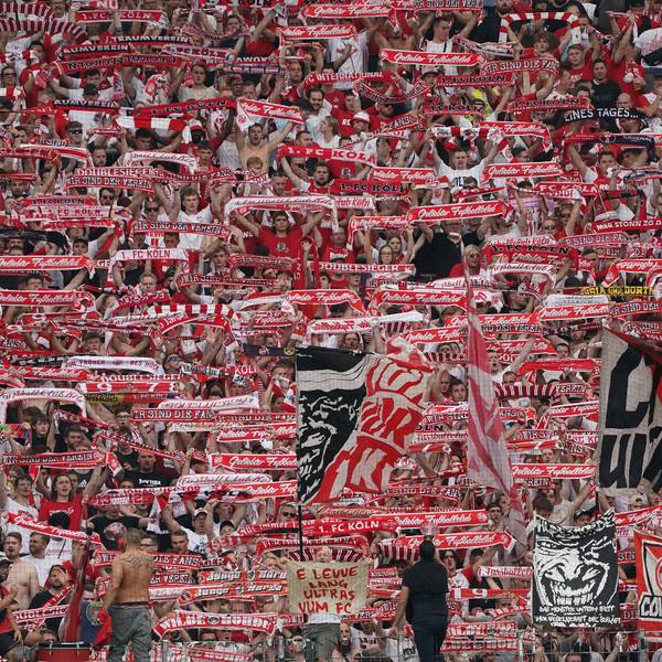 Kölner Fans unterstützen ihr Team vor dem Spiel gegen Eintracht Frankfurt am dritten Bundesliga-Spieltag.