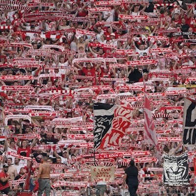 Kölner Fans unterstützen ihr Team vor dem Spiel gegen Eintracht Frankfurt am dritten Bundesliga-Spieltag.