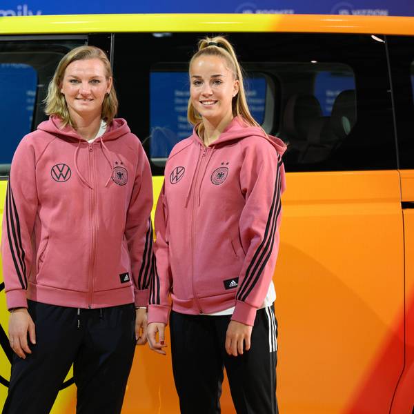 Fußballerinnen Alexandra Popp (links) und Giulia Gwinn vor einem VW bei einer Pressekonferenz im Herbst 2022.