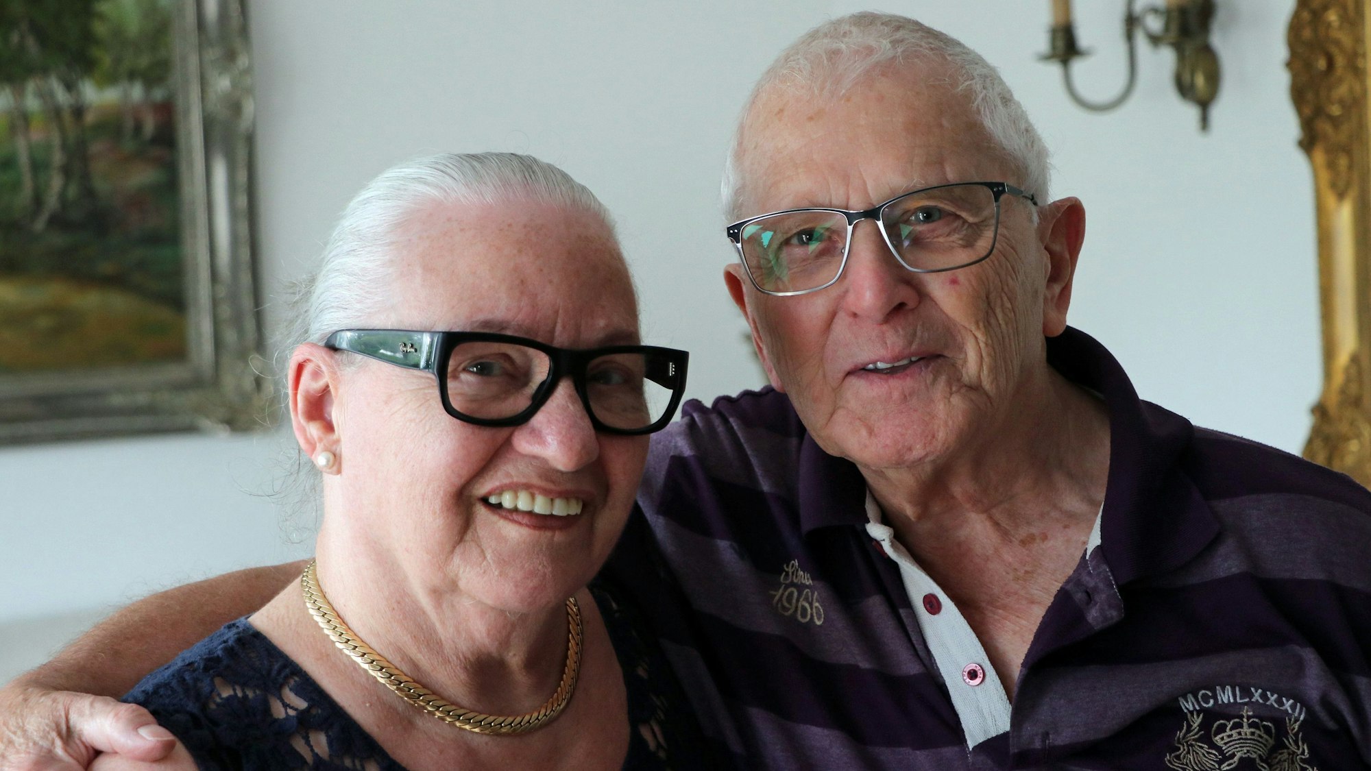 Ein Mann legt seinen Arm um die Schulter seiner Ehefrau.