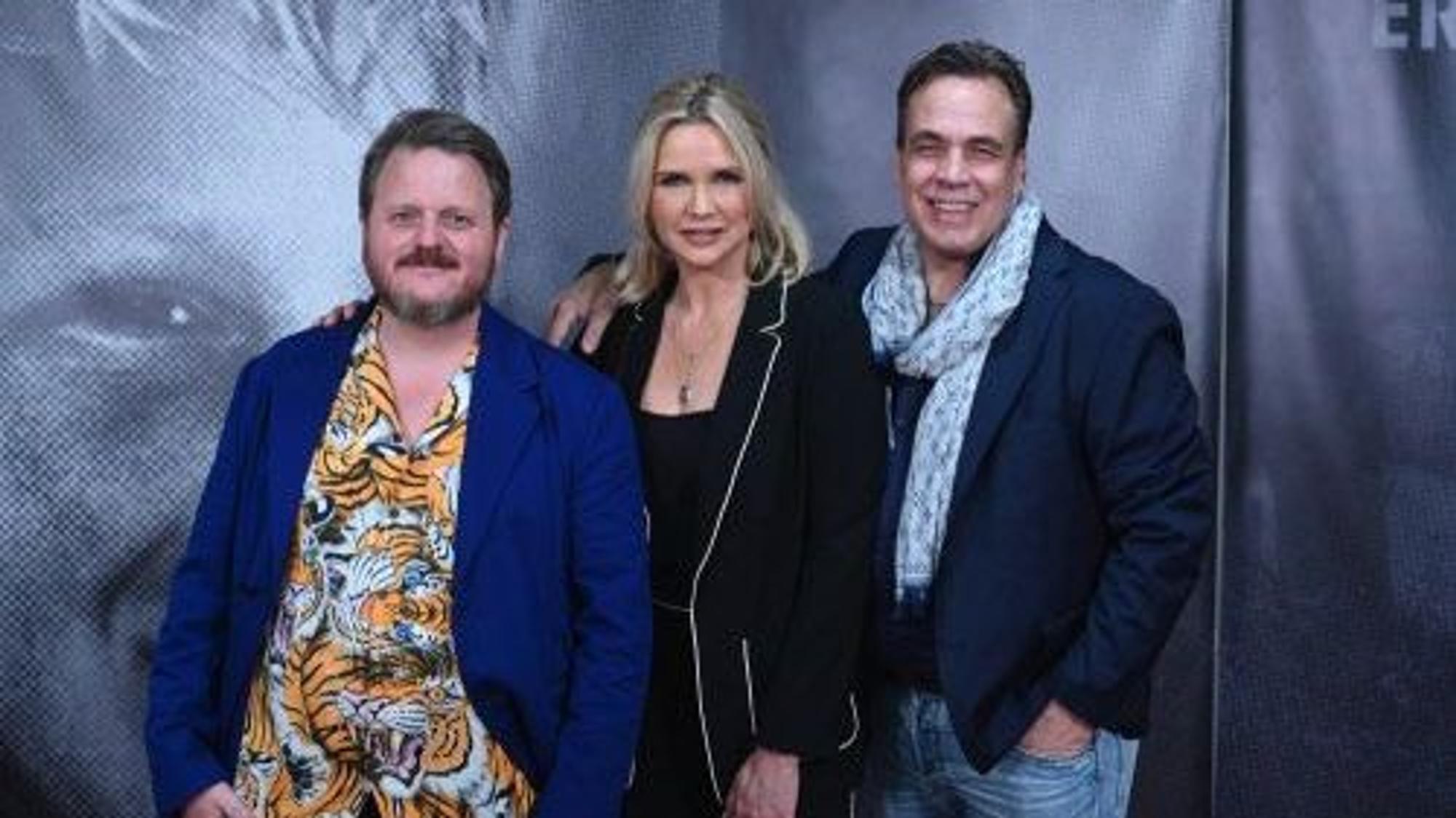 Johannes Erlemann (r.) und Veronika Ferres mit dem Regisseur des Dokumentarfilms über seine Entführung Lutz Heineking jr. bei der Premiere