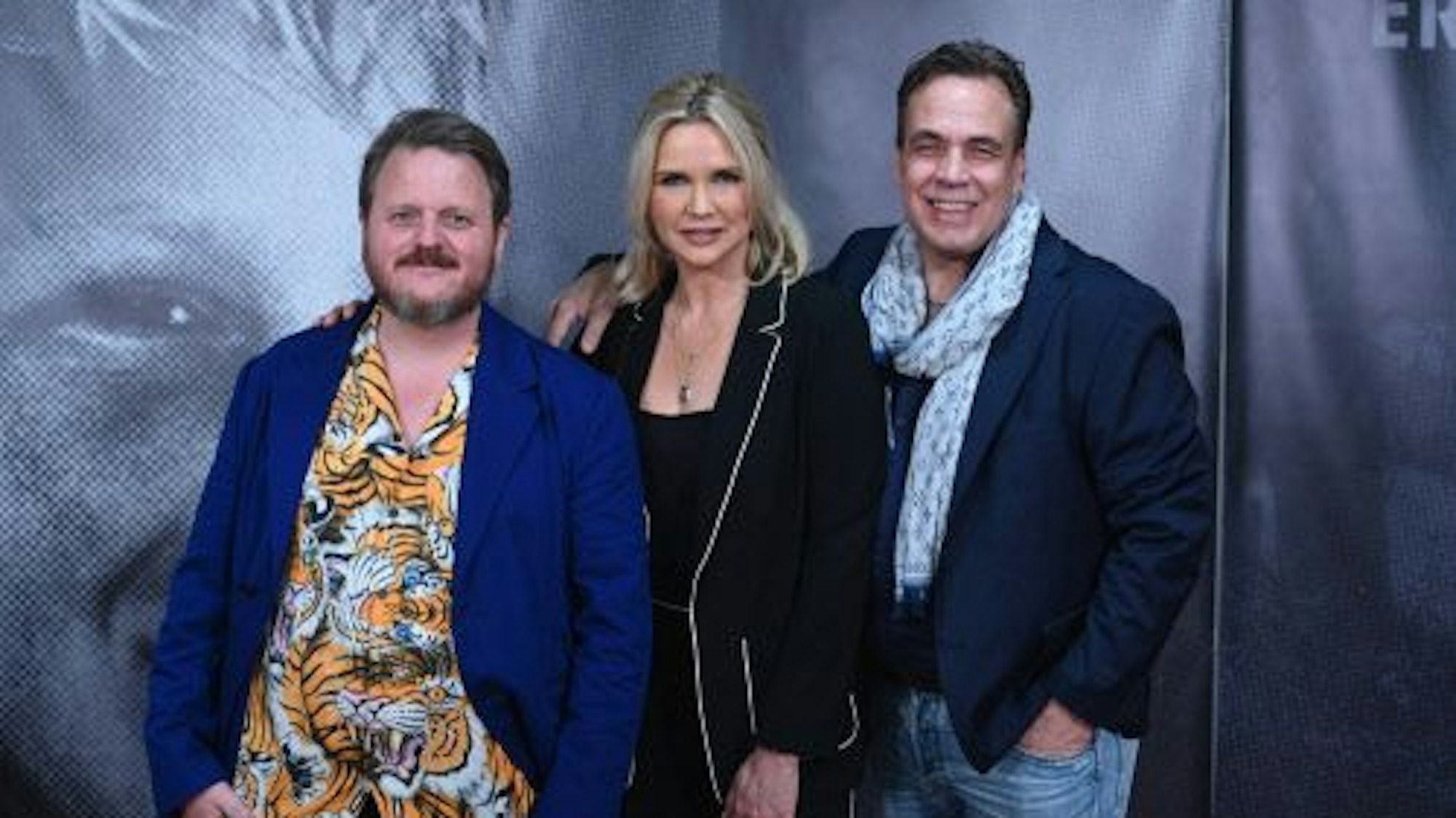 Johannes Erlemann (r.) und Veronika Ferres mit dem Regisseur des Dokumentarfilms über seine Entführung Lutz Heineking jr. bei der Premiere