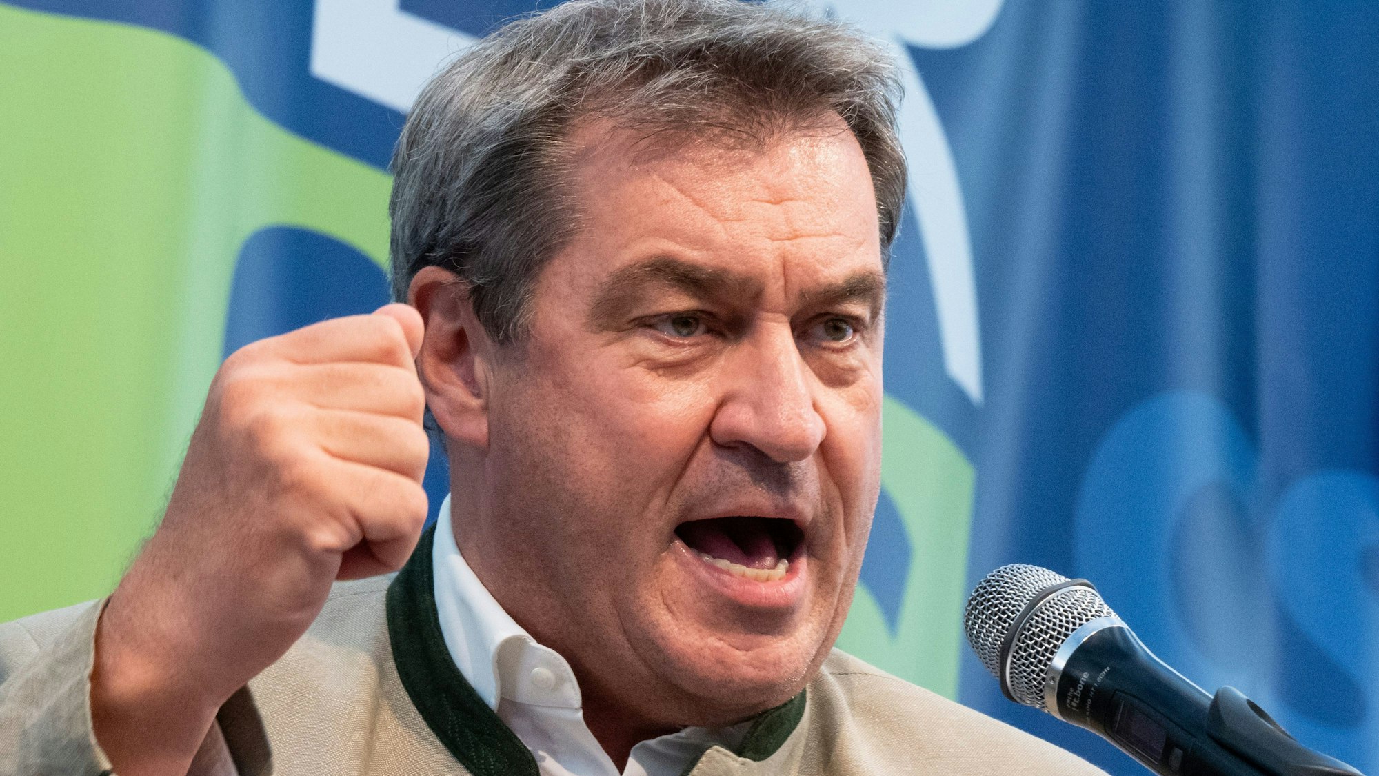 04.09.2023, Bayern, Abensberg: Markus Söder (CSU), Ministerpräsident von Bayern, spricht beim Politischen Frühschoppen Gillamoos auf der Bühne.