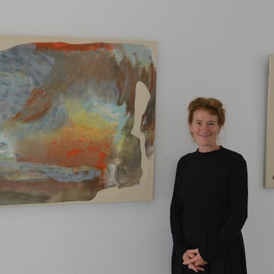 Die Künstlerin Catharina de Rijke steht vor einem ihrer Werke.