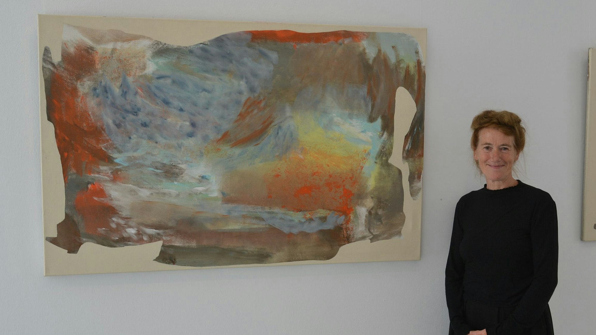 Die Künstlerin Catharina de Rijke steht vor einem ihrer Werke.