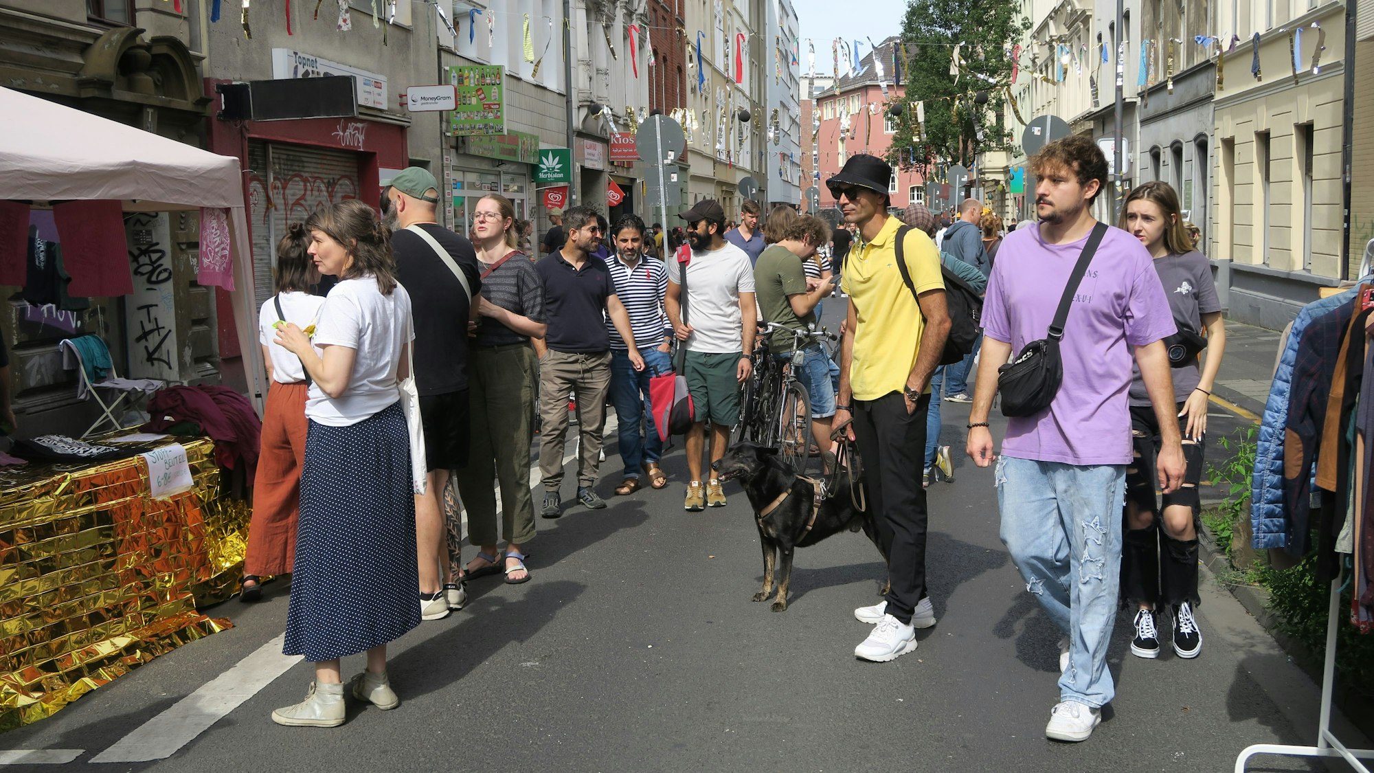 Auf der autofreien Trimbornstraße fand das erste Straßenfest statt.