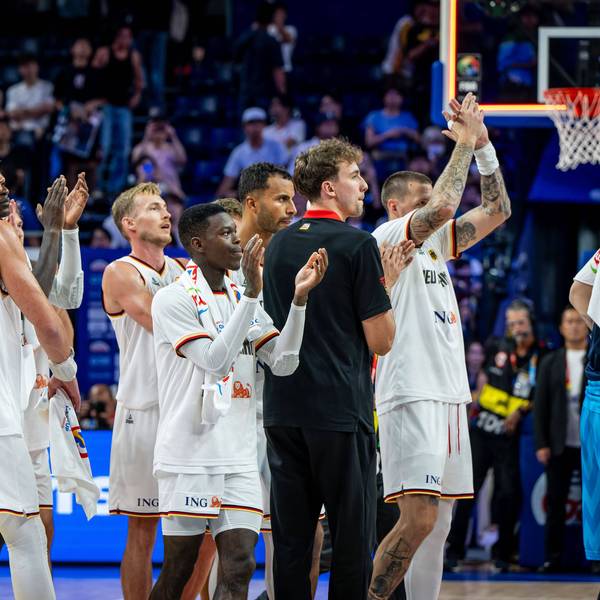 Die deutsche Basketball-Nationalmannschaft feiert mit dem Publikum nach dem Gruppensieg gegen Slowenien.