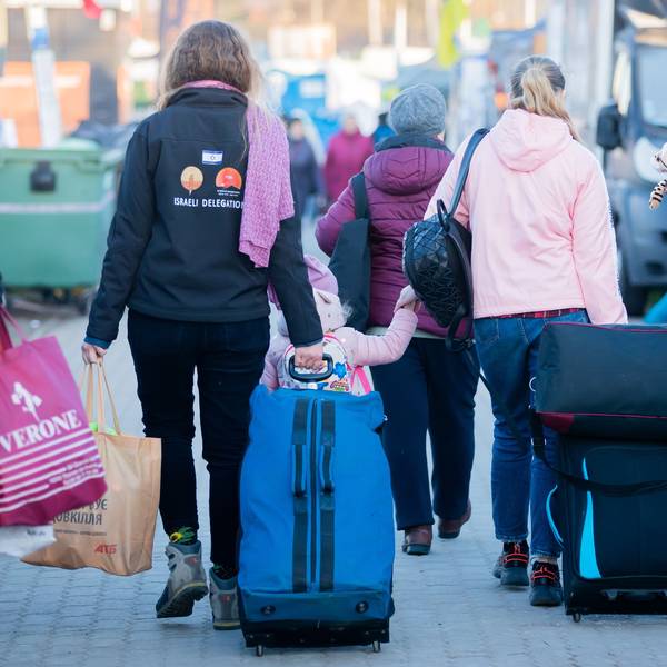 Das Bild zeigt Migrantinnen und ihre Kinder von hinten.
