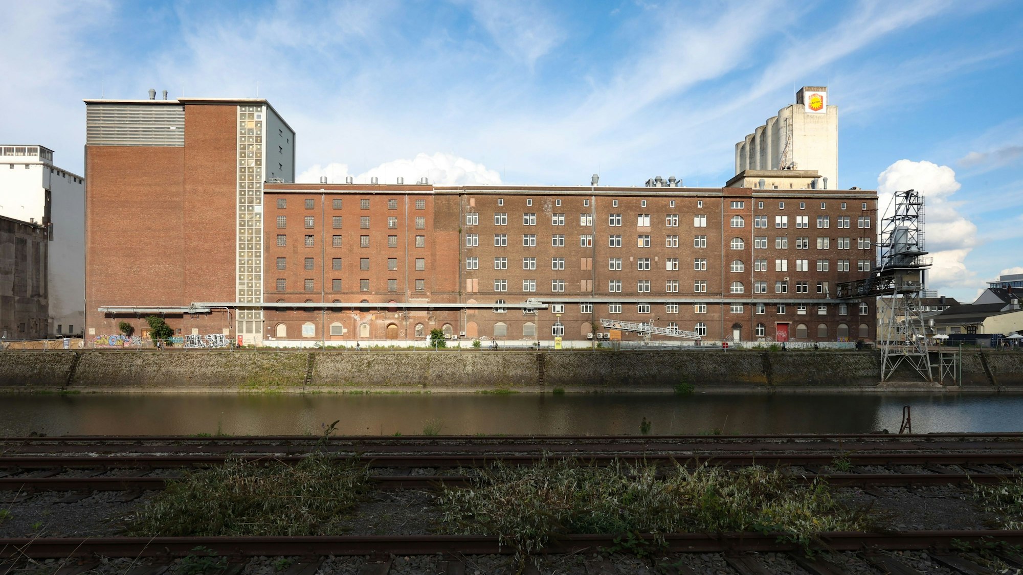 Das rote und das weiße Mühlengebäude bleiben in ihrer Gestalt erhalten, einzelne Zwischen- und Nebengebäude sind in den vergangenen Monaten abgerissen worden.