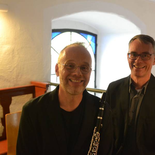 Die Brüder Christian und Daniel Wolf stehen in der evangelischen Kirche in Flamersheim.