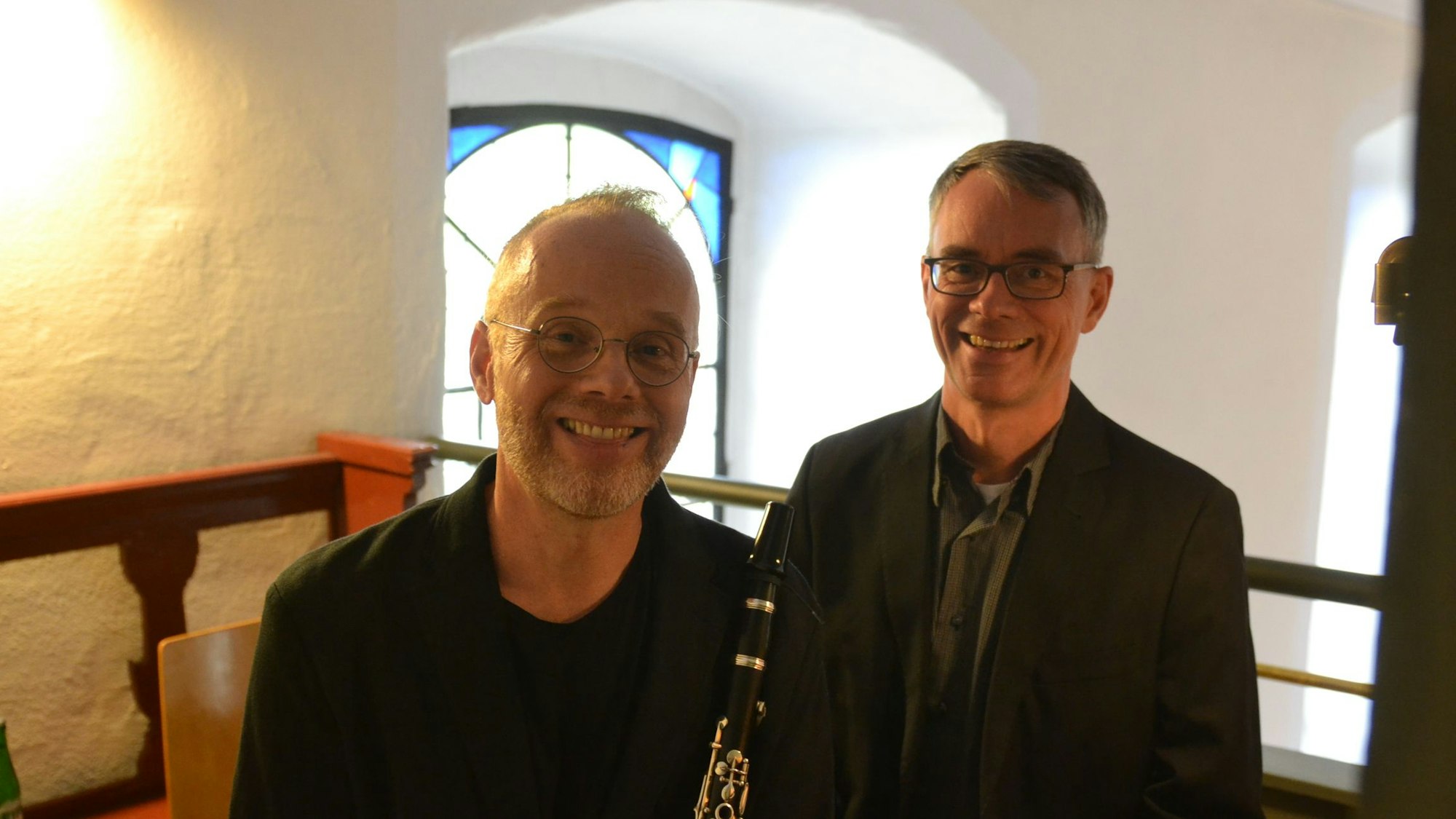 Die Brüder Christian und Daniel Wolf stehen in der evangelischen Kirche in Flamersheim.