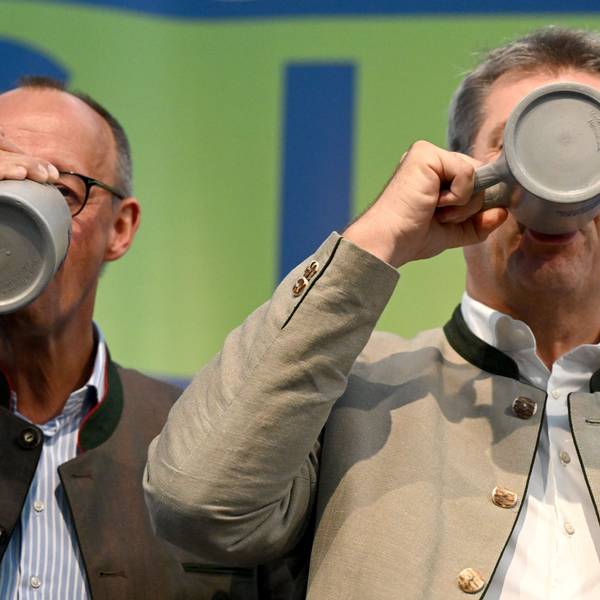 04.09.2023, Bayern, Abensberg: Friedrich Merz (l), Bundesvorsitzender der CDU, und Markus Söder (CSU), Ministerpräsident von Bayern, trinken beim Politischen Frühschoppen Gillamoos auf der Bühne aus Bierkrügen. Das Gillamoos ist eines der größten und ältesten Volksfeste Niederbayerns und bietet traditionell einen politischen Schlagabtausch der Parteien. Foto: Sven Hoppe/dpa +++ dpa-Bildfunk +++