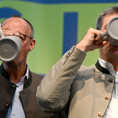 04.09.2023, Bayern, Abensberg: Friedrich Merz (l), Bundesvorsitzender der CDU, und Markus Söder (CSU), Ministerpräsident von Bayern, trinken beim Politischen Frühschoppen Gillamoos auf der Bühne aus Bierkrügen. Das Gillamoos ist eines der größten und ältesten Volksfeste Niederbayerns und bietet traditionell einen politischen Schlagabtausch der Parteien. Foto: Sven Hoppe/dpa +++ dpa-Bildfunk +++