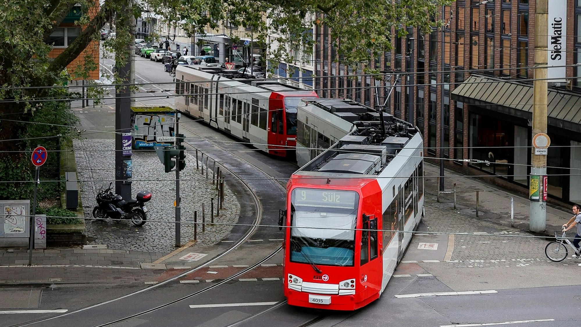 Zu sehen ist eine Bahn der KVB an der Kreuzung Mauritiussteinweg, Ecke Hahnenstraße.