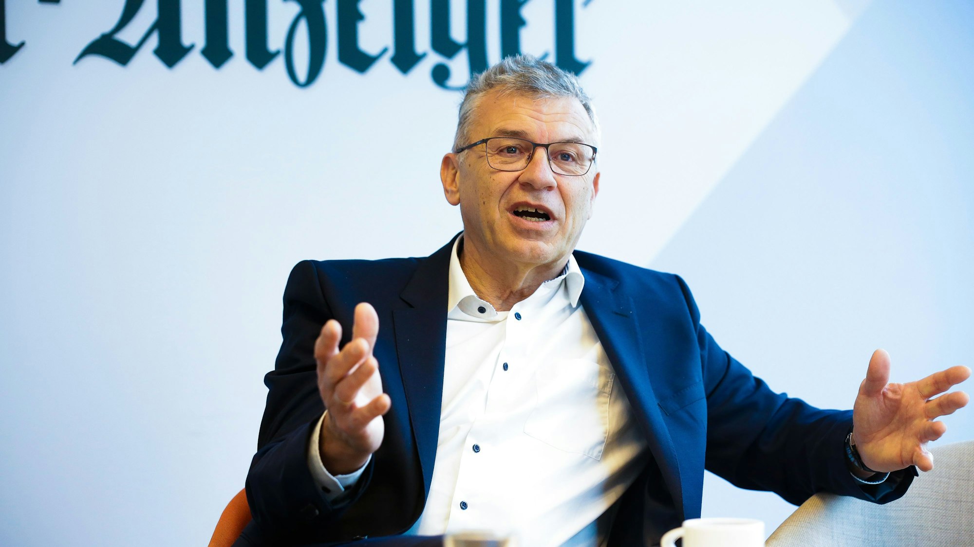 Interview mit Staatssekretär Werner Gatzer im Konferenzraum des KSTA in Köln