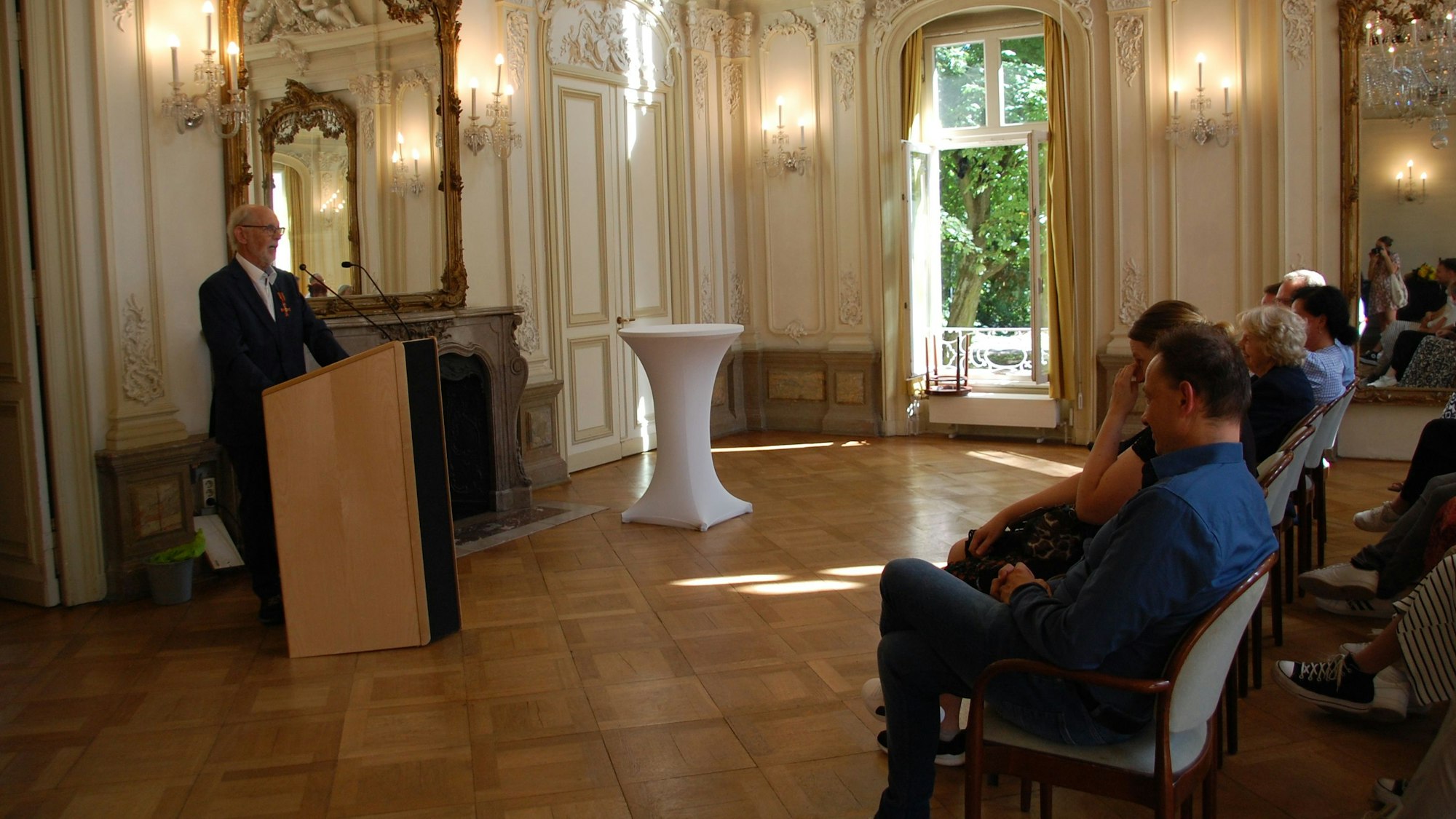 Heinz Klaus Strick hält eine Rede im Spiegelsaal.