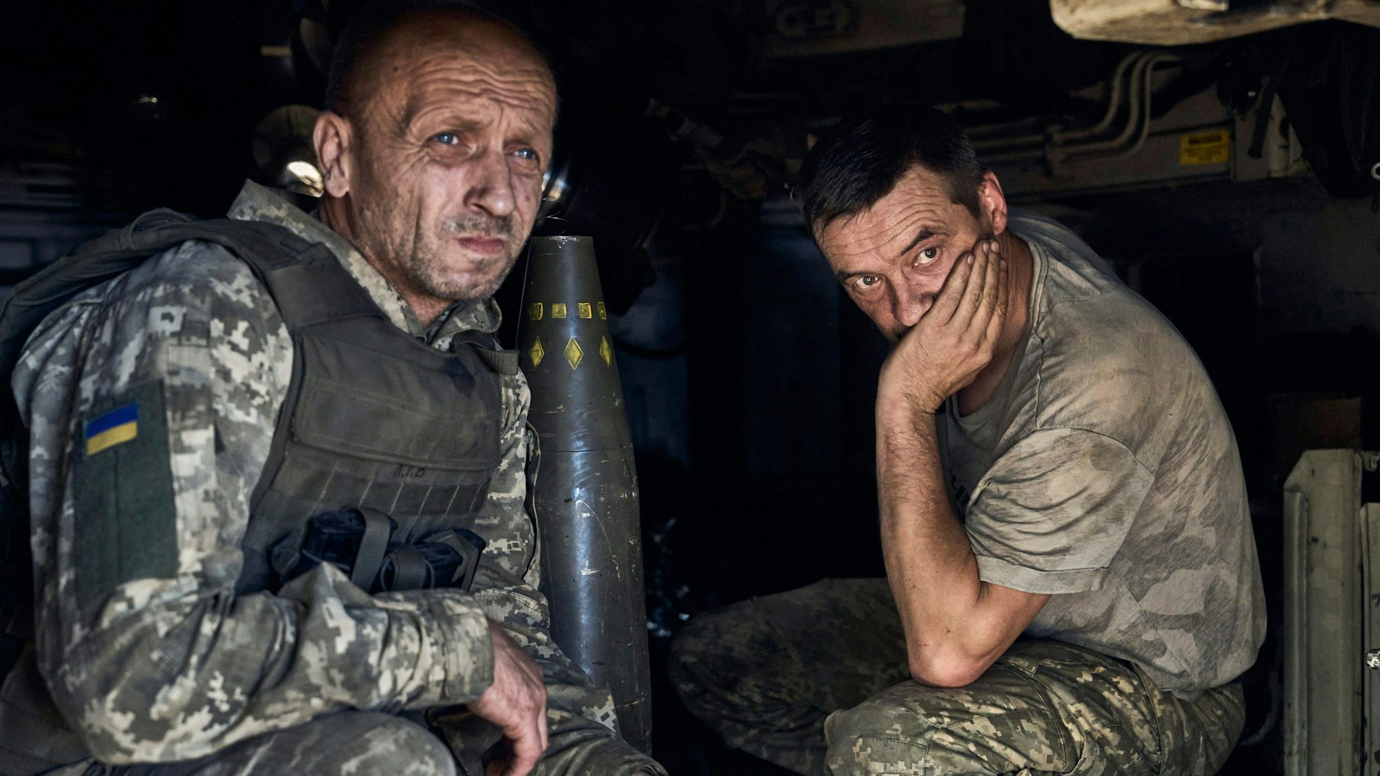 Ukrainische Soldaten sitzen in einer Panzerhaubitze an der Frontlinie.