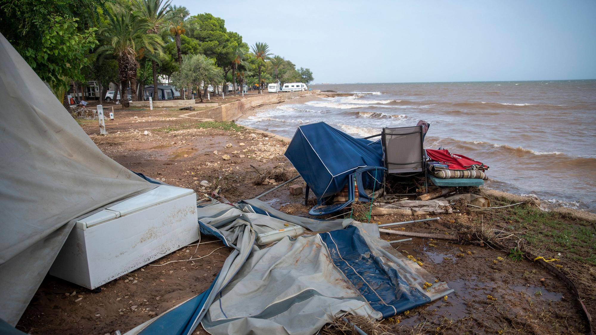 03.09.2023, Spanien, Tarragona, Katalonien: Der Campingplatzes Els Alfacs nach den starken Regenfällen. Wegen der schweren Unwetter in weiten Teilen Spaniens haben knapp 10 000 Menschen am Sonntag ihre Häuser und Wohnungen nicht verlassen dürfen. Foto: Lorena Sopêna/EUROPA PRESS/dpa +++ dpa-Bildfunk +++