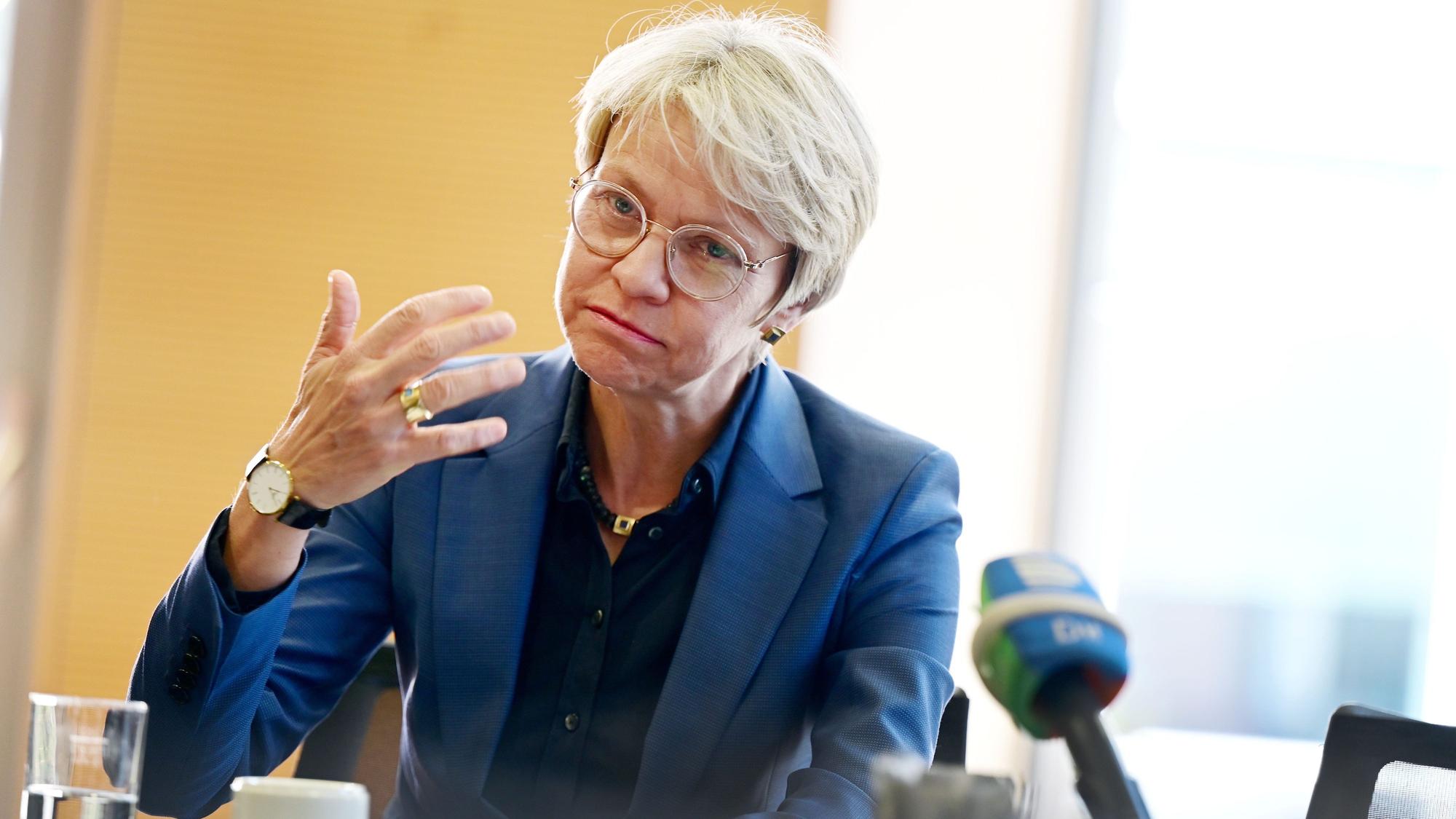 NRW-Schulministerin Dorothee Feller vor einem Mikrofon bei einer Pressekonferenz.