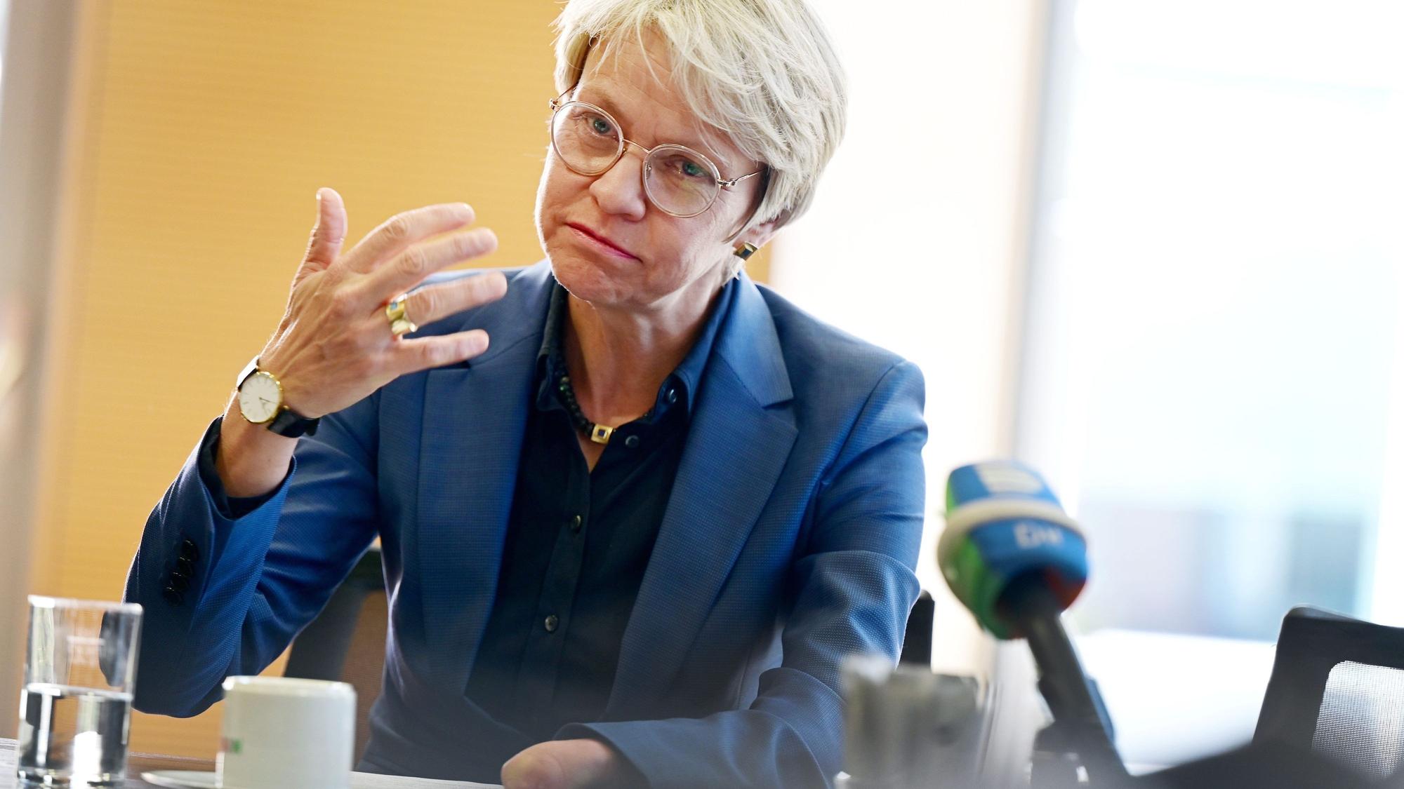 Dorothee Feller (CDU), Schul- und Bildungsministerin von Nordrhein-Westfalen, spricht bei einem Pressegespräch.
