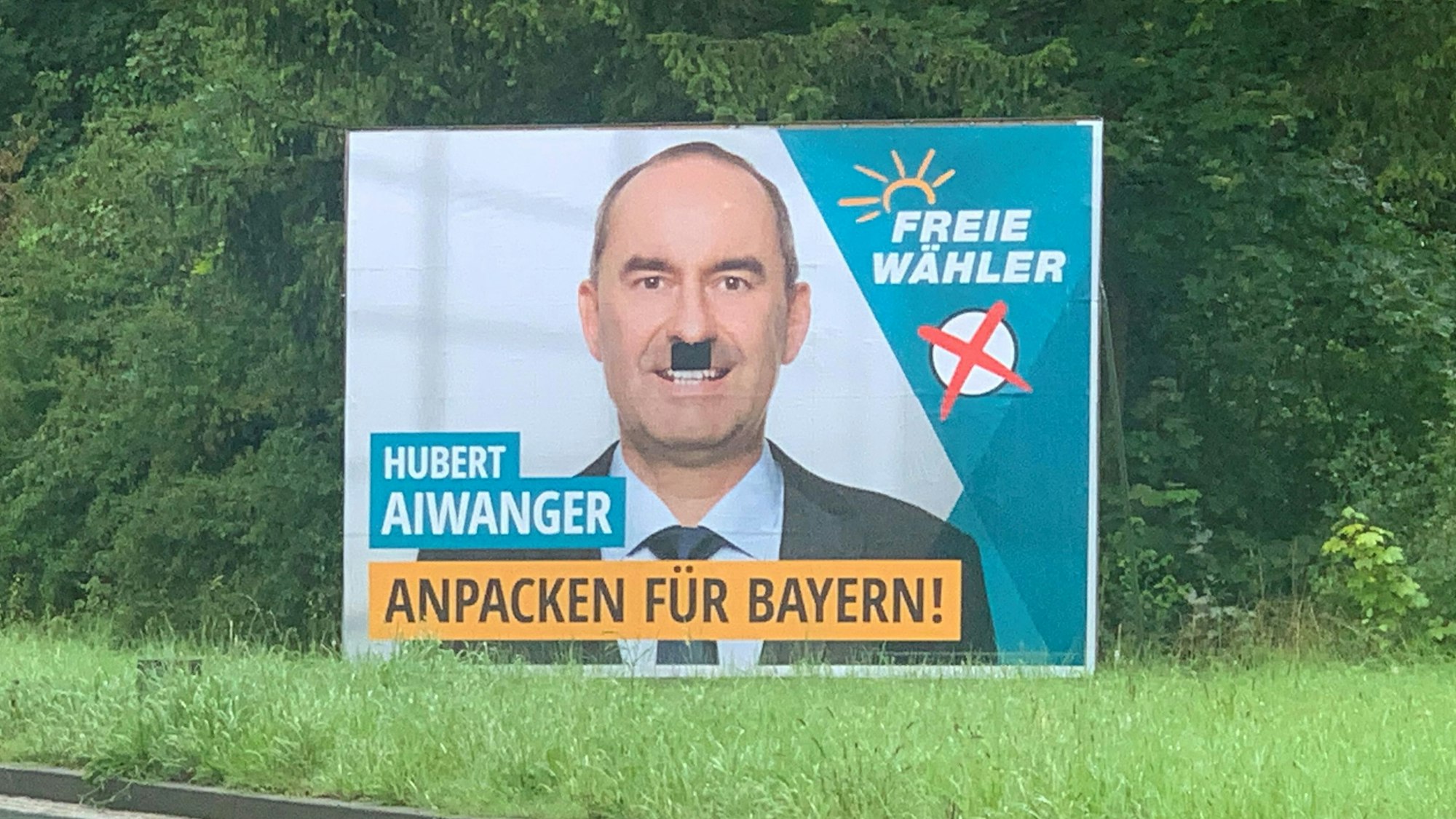 An einem Wahlplakat von Hubert Aiwanger wurde dem Freie-Wähler-Chef nach der Flugblatt-Affäre ein Hitler-Bart gemalt, die Polizei in Münnerstadt ermittelt.