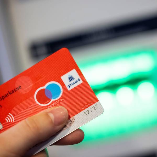 Eine Person hält eine Girocard der Kreissparkasse Köln in der Hand, darauf zu sehen: das Maestro-Logo.