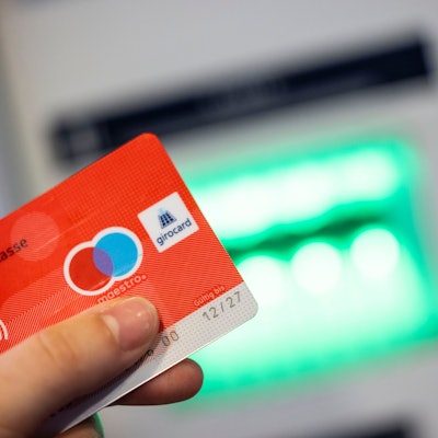 Eine Person hält eine Girocard der Kreissparkasse Köln in der Hand, darauf zu sehen: das Maestro-Logo.