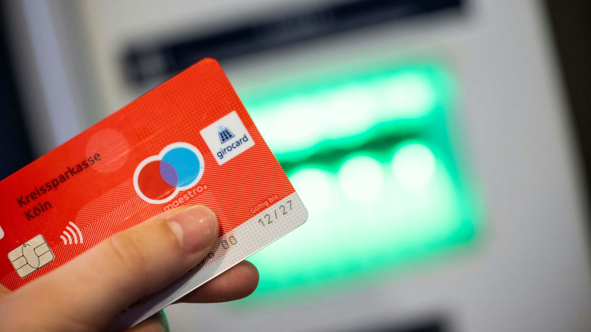Eine Person hält eine Girocard der Kreissparkasse Köln in der Hand, darauf zu sehen: das Maestro-Logo.